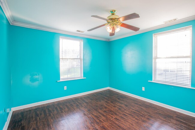 Building Photo - Lovely 2 BR/2 BA Top-Floor Apartment in Ma...