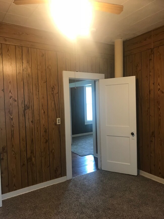 Building Photo - Very clean 3 bedroom/1 bath house in El Do...