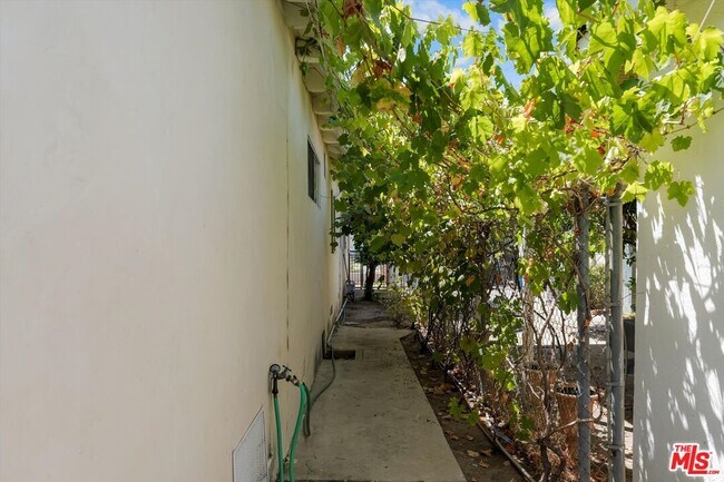 Building Photo - 5038 Hesperia Ave