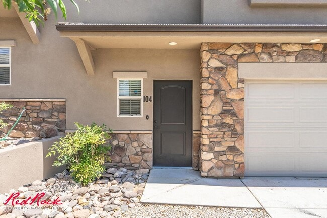 Building Photo - Charming 3 bedroom Townhome. 2 Community Pools!