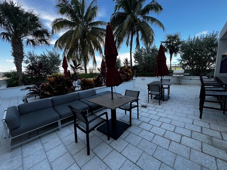 Building Photo - 208 NE 35th Ter