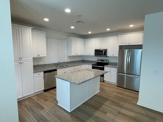 Building Photo - 3 Bed 3 Bath Townhouse in San Marcos - Brand New