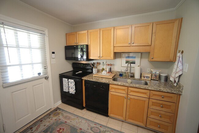 Building Photo - Two Bedroom Cottage in Five Points - Insid...