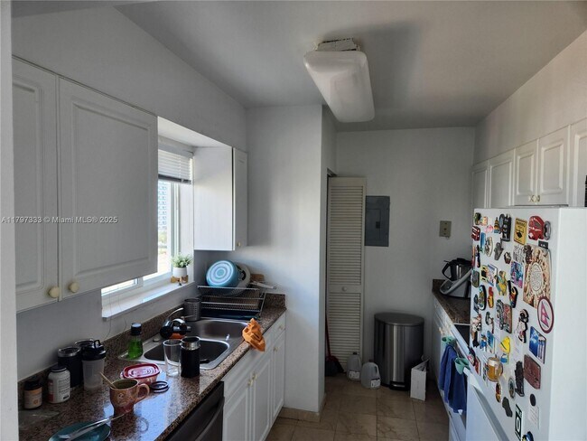 Building Photo - 5900 Collins Ave