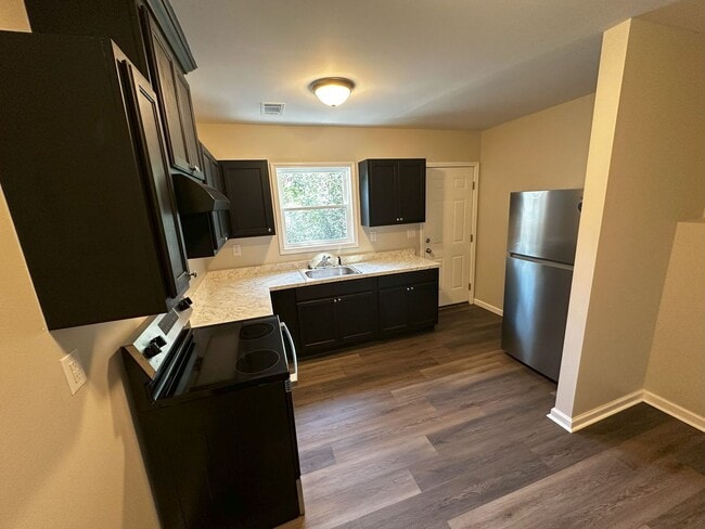 Building Photo - Beautifully Remodeled 2 Bedroom / 1 Bath D...