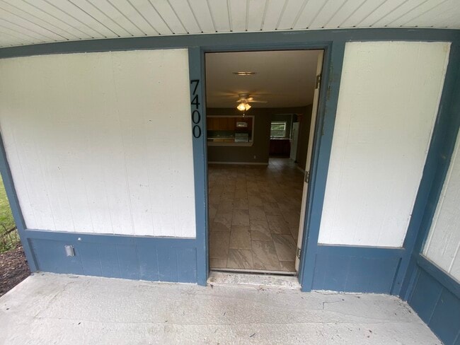 Building Photo - 7400 S Warren School Rd