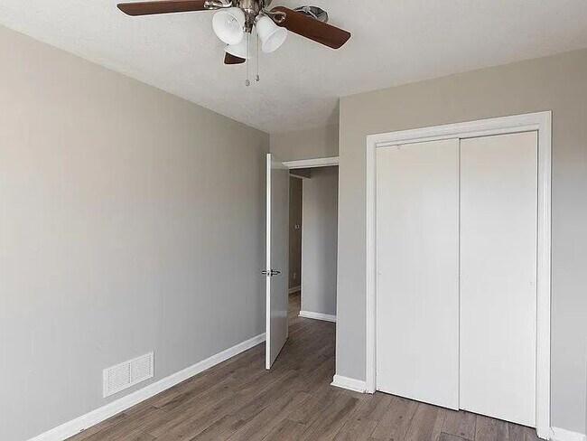 Building Photo - "Charming 3-Bed, 2-Bath Retreat with 1,690 Sq Ft of Comfort in Kansas City!"