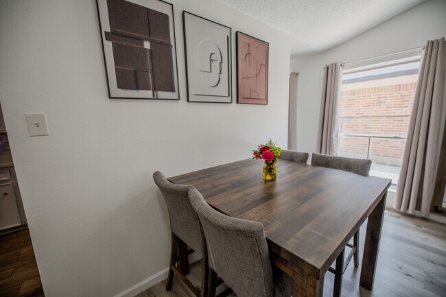 Building Photo - 4606 Meadowood Dr