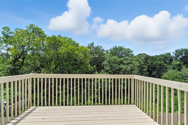 Building Photo - 3905 Vista Mar Dr