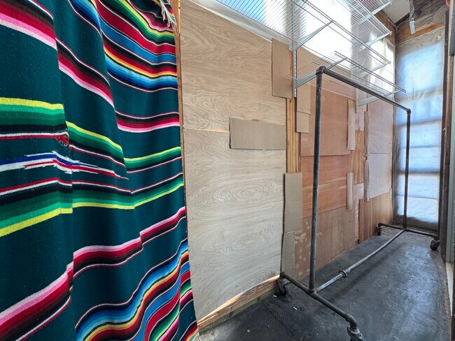 Building Photo - 915 W 16th St