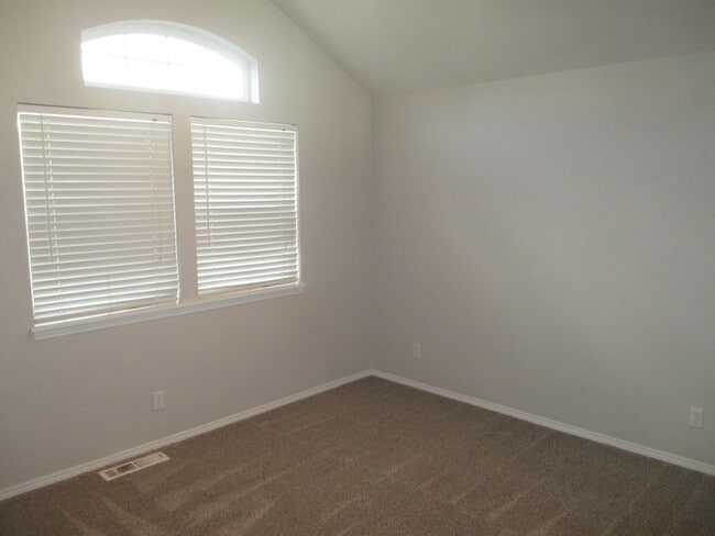 Building Photo - South Salem Home on Creekside Golf Course