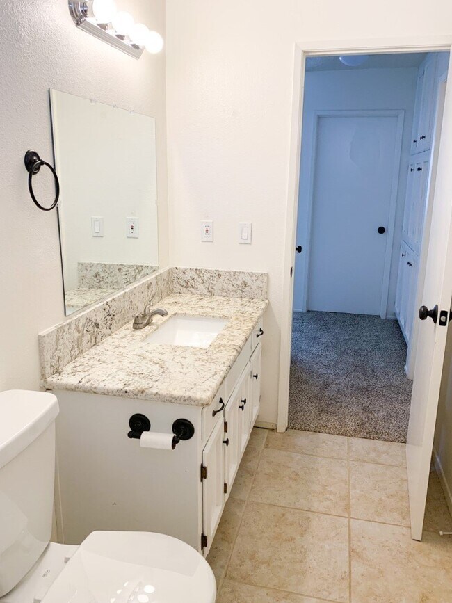 Building Photo - 940 W Graaf Ave