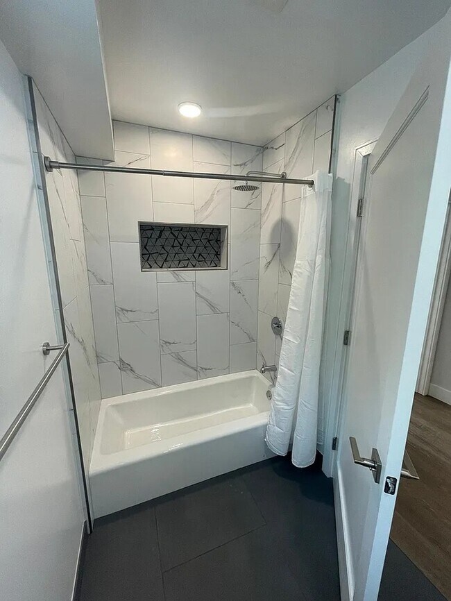 Building Photo - Newly renovated 2-BR/1.5BA apartment