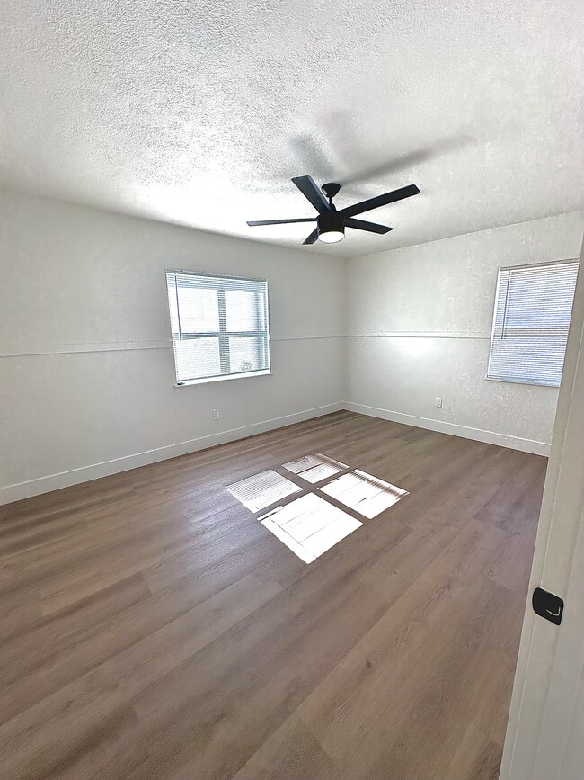 Building Photo - 1050 Nokomis St