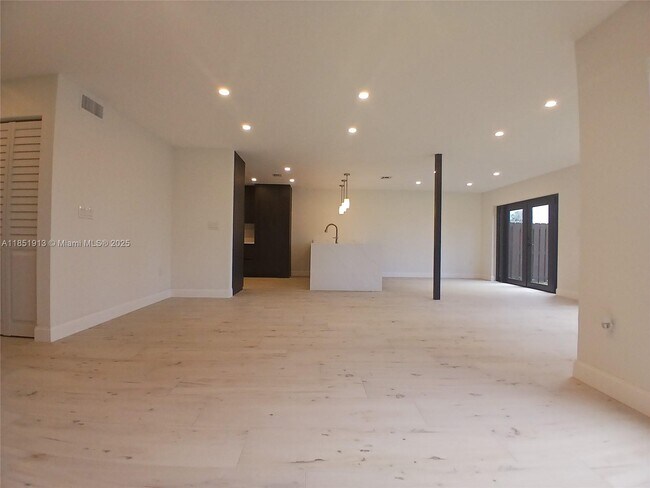 Building Photo - 1070 SW 135th Pl