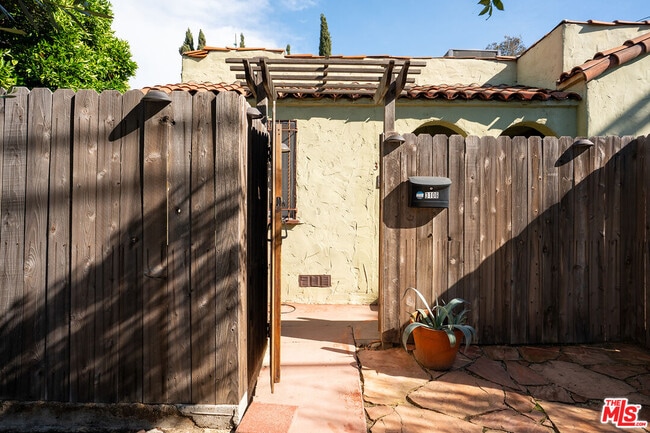 Building Photo - 3106 Silver Lake Blvd