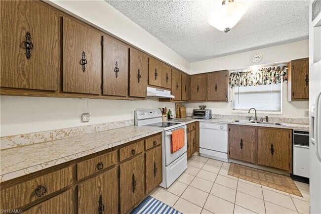 Building Photo - 600 Valley Stream Dr