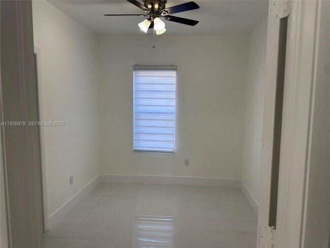 Building Photo - 1922 NW 4th St