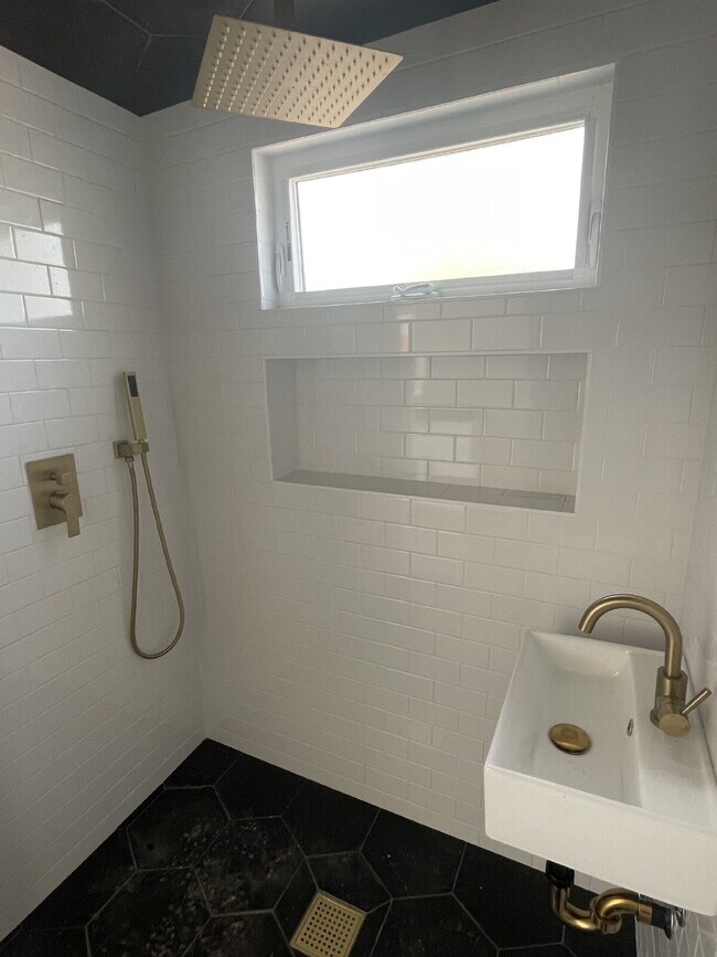 Building Photo - 1339 E 8th St