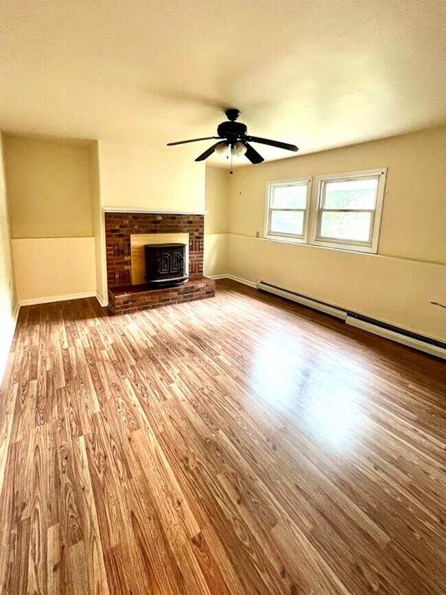 Building Photo - Spacious 5-Bedroom, 1.75 Bathroom Home in ...