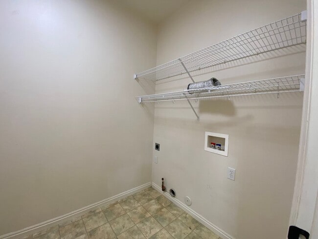 Building Photo - REMODELED TOWNHOME AVAILABLE FOR RENT