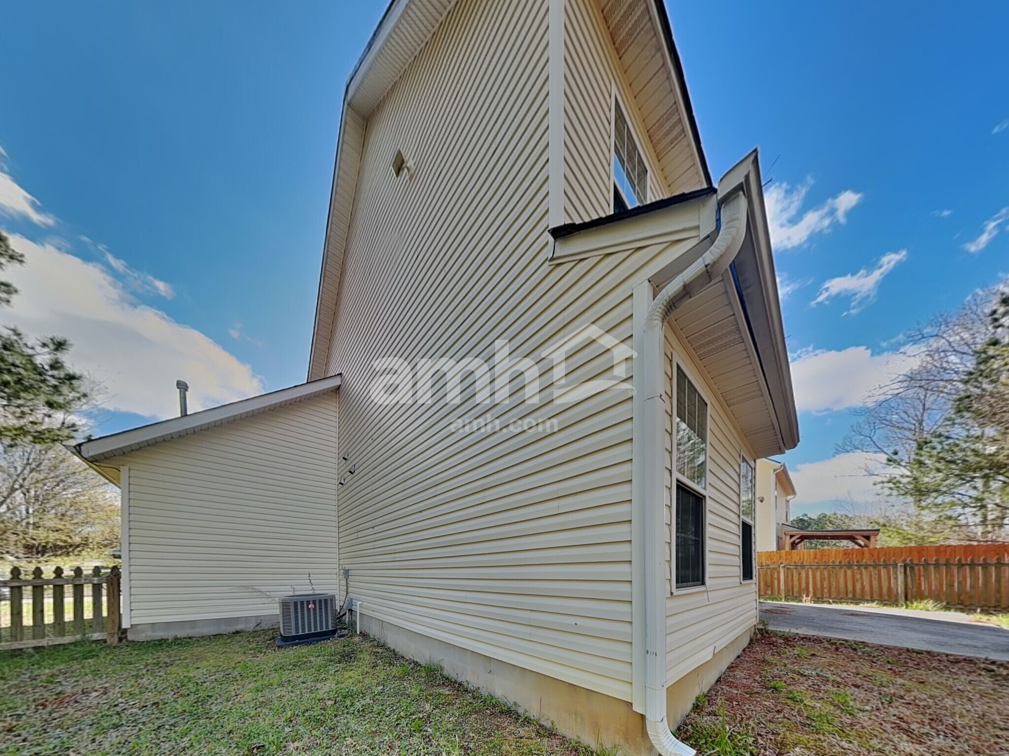 Building Photo - 705 St Charles Ave