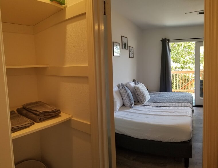 Shelved closet. - 1912 Eversley Plz