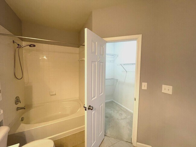 Building Photo - 12124 Garden Ridge Ln