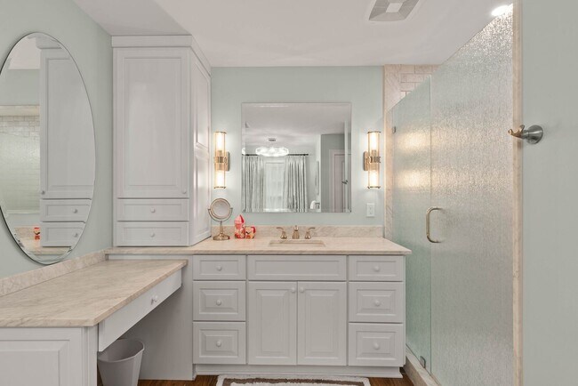 Building Photo - Williams Bay Lakefront Living Furnished Home Available for Monthly & Mid Term Rentals