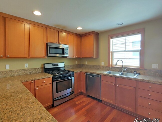Building Photo - Gorgeous North Seattle Townhome