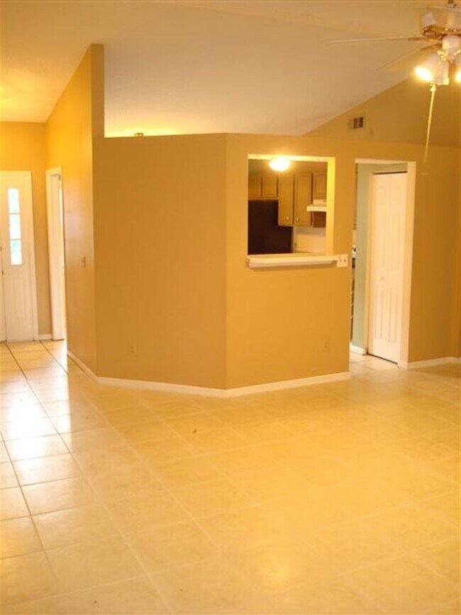 Building Photo - Southside Estates Beauty!  3 Bedrooms 2 Bathroom