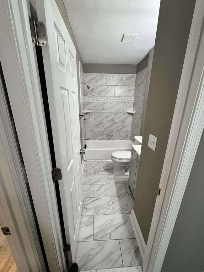 Building Photo - 3 Bedroom 2.5 Bathroom Townhouse