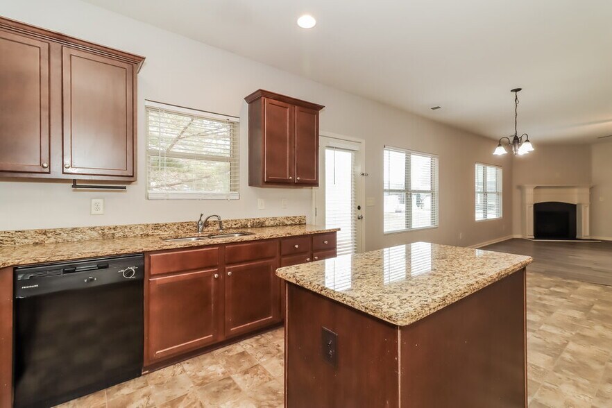 Building Photo - 909 Walking Stick Trail NE