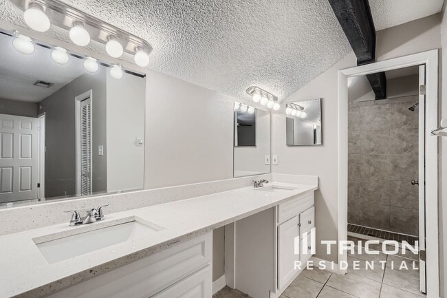 Building Photo - 217 S Shadow Bay Dr