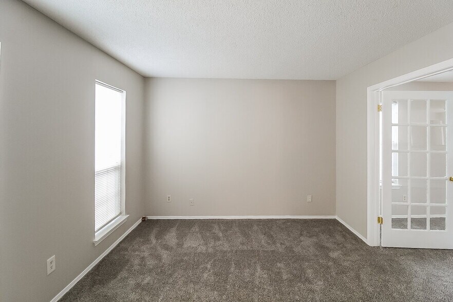 Building Photo - 1015 Redan Trce