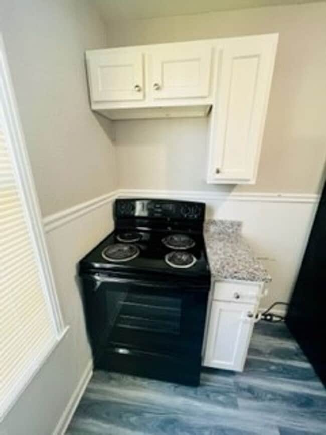Building Photo - Quaint 2 bedroom in a quiet neighborhood