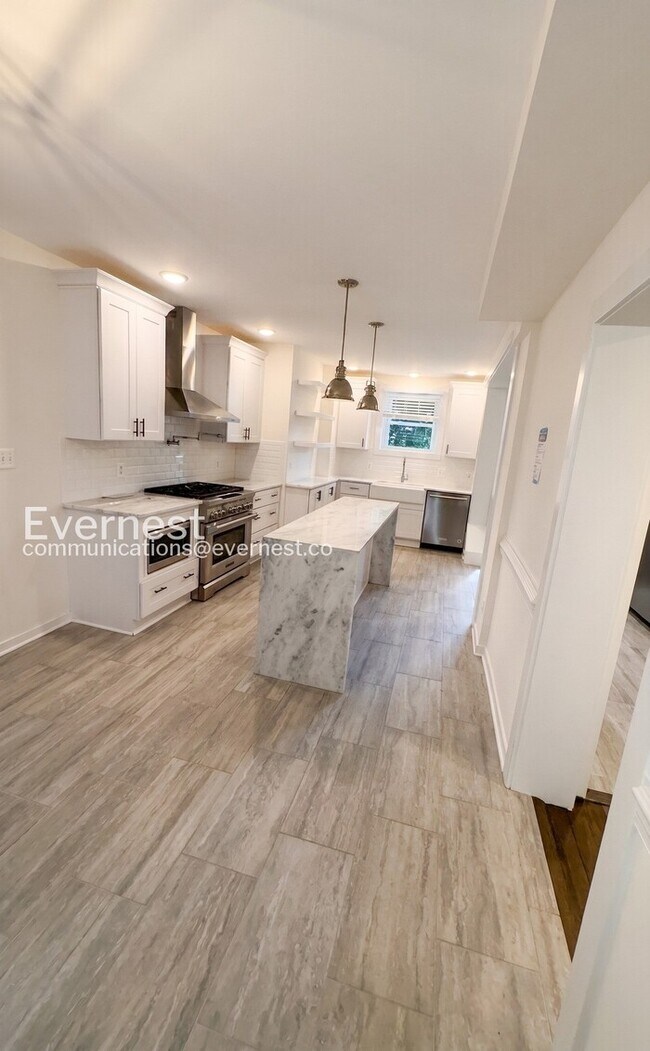 Building Photo - 4 Bed, 3 Bath Home with Fenced Yard / Pet-Friendly / Available Now!