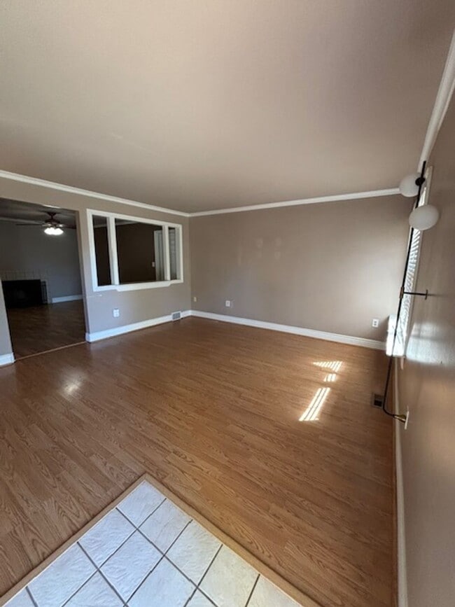 Building Photo - STUNNING 3 BEDROOM HOME IN NOVI !!