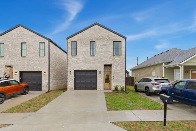 Building Photo - 738 N 5th St