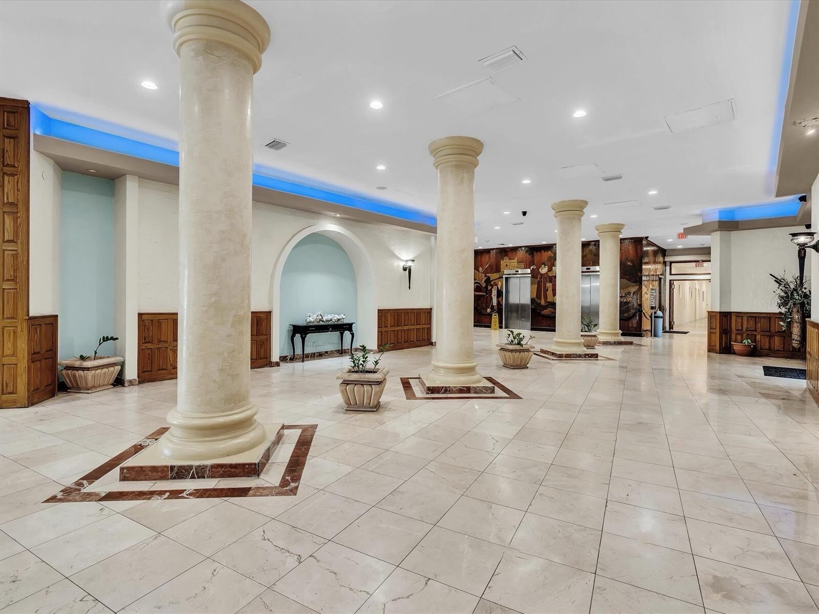 Building Photo - 3725 S Ocean Dr