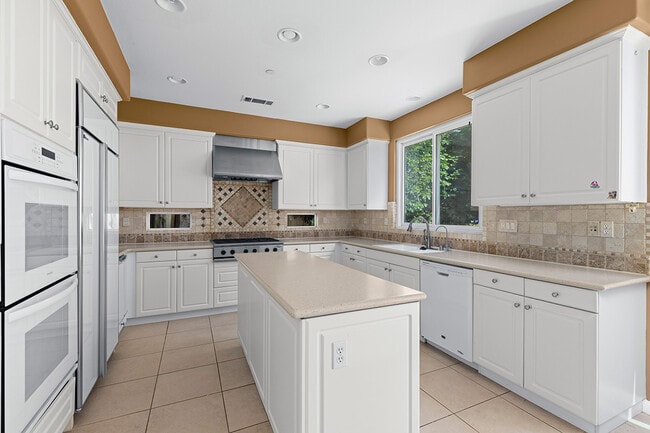Building Photo - 16263 Lone Bluff Ct