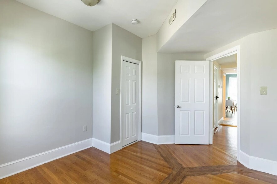 Building Photo - 21 Rossmore St