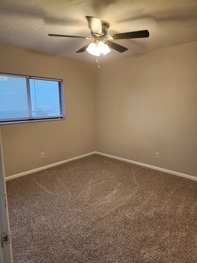 Building Photo - ** Available now** 2 Bedroom/2 Bath Condo on Southside close to Truman