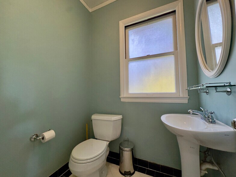 Building Photo - 1645 Scenic Ave