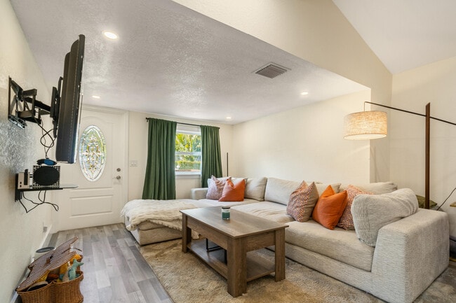 Building Photo - 710 S Pine St