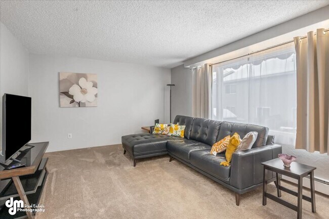 Building Photo - The Single-Family Alternative: 3BD/2BA Triplex Unit with Modern Comforts