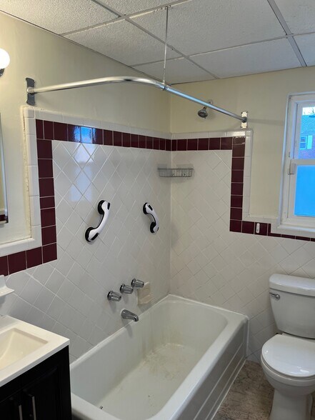 Bathroom full view - 6A Carolyn Ter