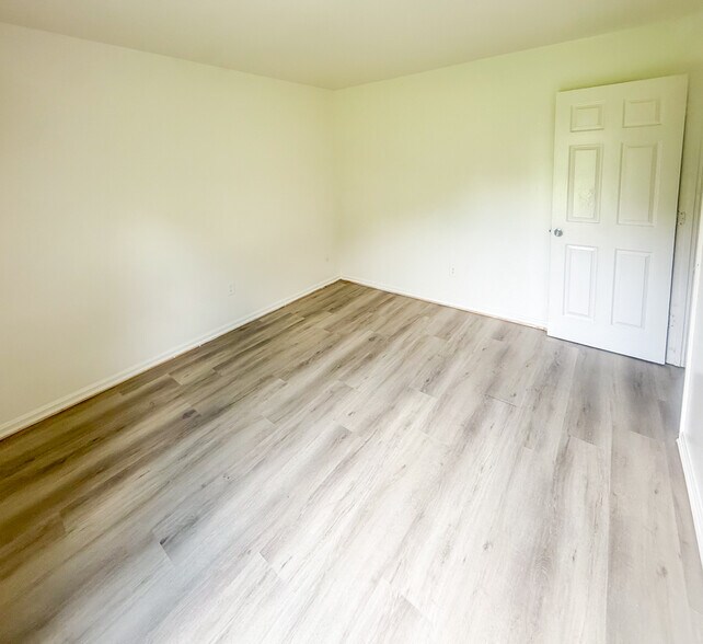 Building Photo - 520 Lancaster Creek Dr