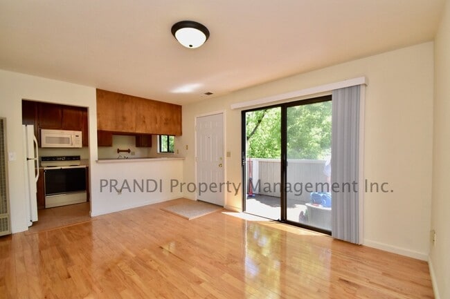 Building Photo - 18 Somerset Pl