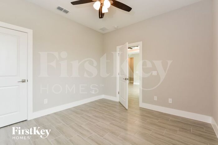 Building Photo - 330 Athabasca Pl